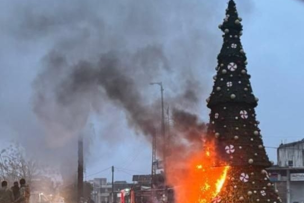 مظاهرات بأحياء دمشقية اثر حرق مسلحين شجرة الميلاد بالسقيلبية +فيديوهات