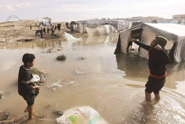 "الأونروا": مياه الأمطار تغمر أكثر من 100 خيمة في خان يونس