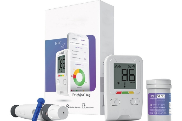 إجراء  اختبار "سكر الدم التحليلي" بجهاز فحص سكر الدم الإيراني