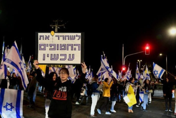 عائلات الأسرى الإسرائيليين: الكثيرون قتلوا نتيجة الضغط العسكري في غزة الذي يعرض حياة المختطفين للخطر