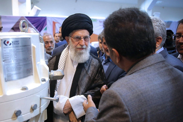 قائد الثورة الإسلامية يتفقد معرض الحدث الوطني "رواد التقدم"