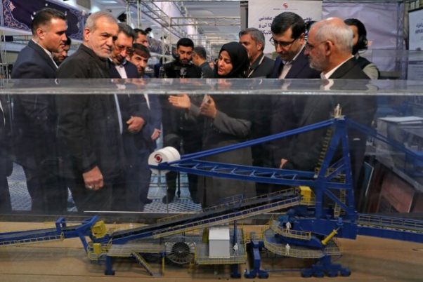 الرئيس بزشكيان يتفقد معرض "رواد التقدم"