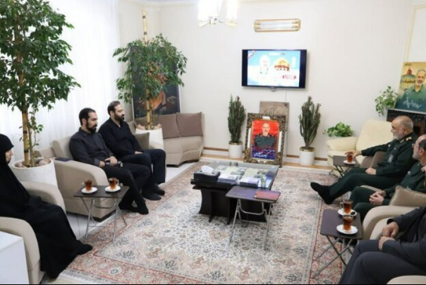 اللواء سلامي يزور عائلة المستشار العسكري الشهيد العميد بورهاشمي