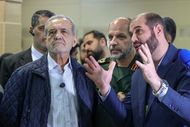 رئيس الجمهورية يتفقد انجازات وزارة الدفاع الدفاعية والفضائية