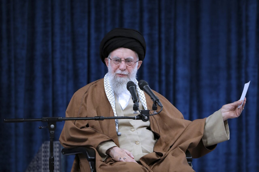 قائد الثورة الاسلامية يوصي بتآزر وتلاحم السلطات الايرانية لانها ورقة ايران الرابحة