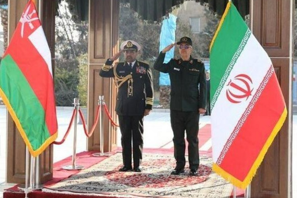 اللواء باقري يستقبل نظيره العُماني