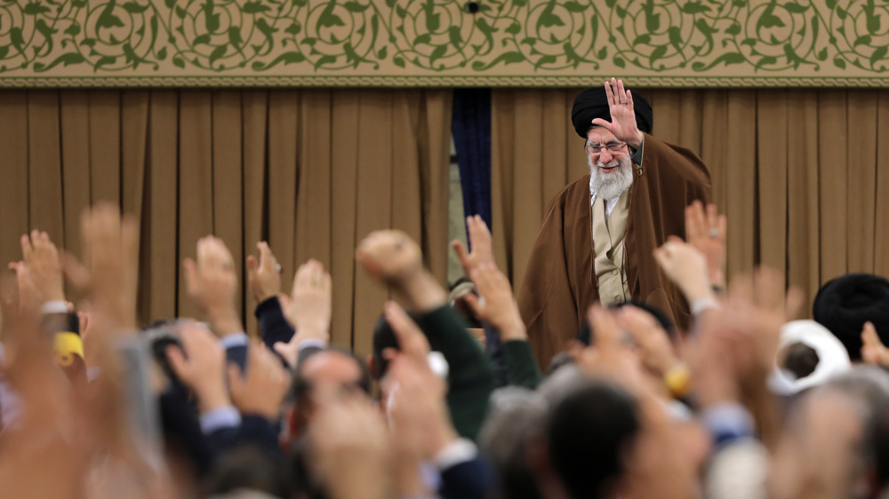 قائد الثورة: الشعب الايراني أظهر وحدته في ذكرى انتصار الثورة