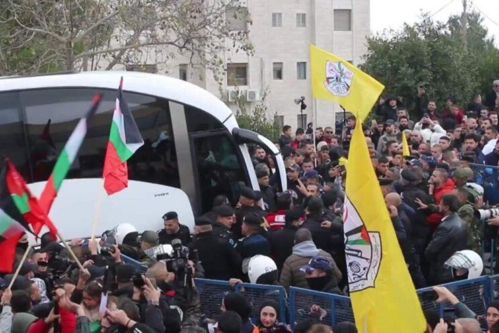 وسط استقبال حاشد..الدفعة السادسة من الأسرى الفلسطينيين تصل رام الله