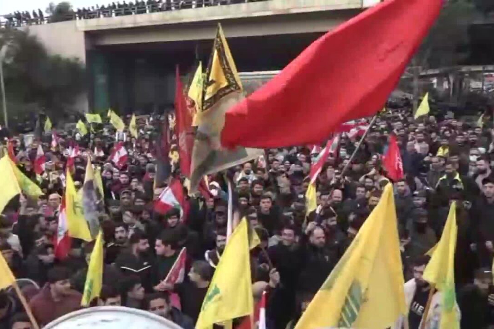 تظاهرة حاشدة عند طريق مطار بيروت استنكاراً للتدخل الاسرائيلي وإملاء الشروط واستباحة السيادة الوطنية اللبنانية