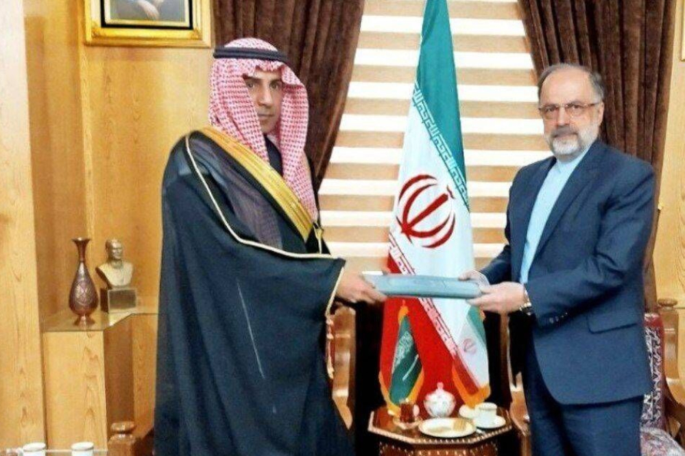 القنصل السعودي الجديد في مشهد يقدم نسخة من أوراق اعتماده الى مسؤول بالخارجية الايرانية