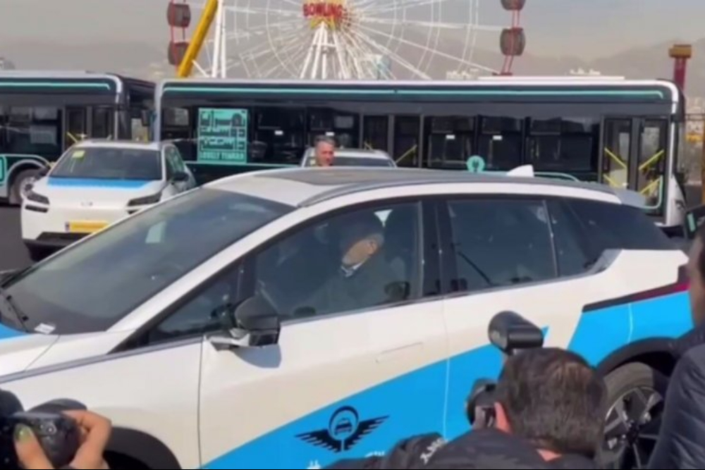 رئيس الجمهورية يرعى حفل تدشين حزمة النقل الكهربائي بالعاصمة طهران