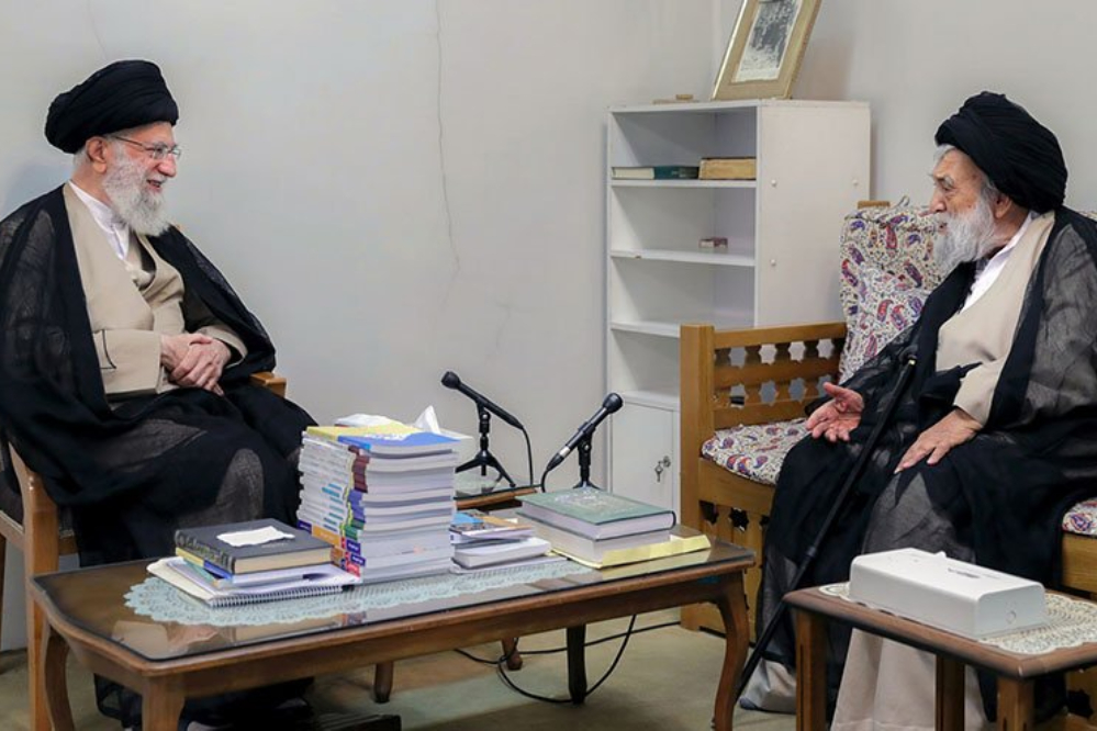 قائد الثورة يعزي بوفاة عميد أسرة الصدر السيد مستجابي