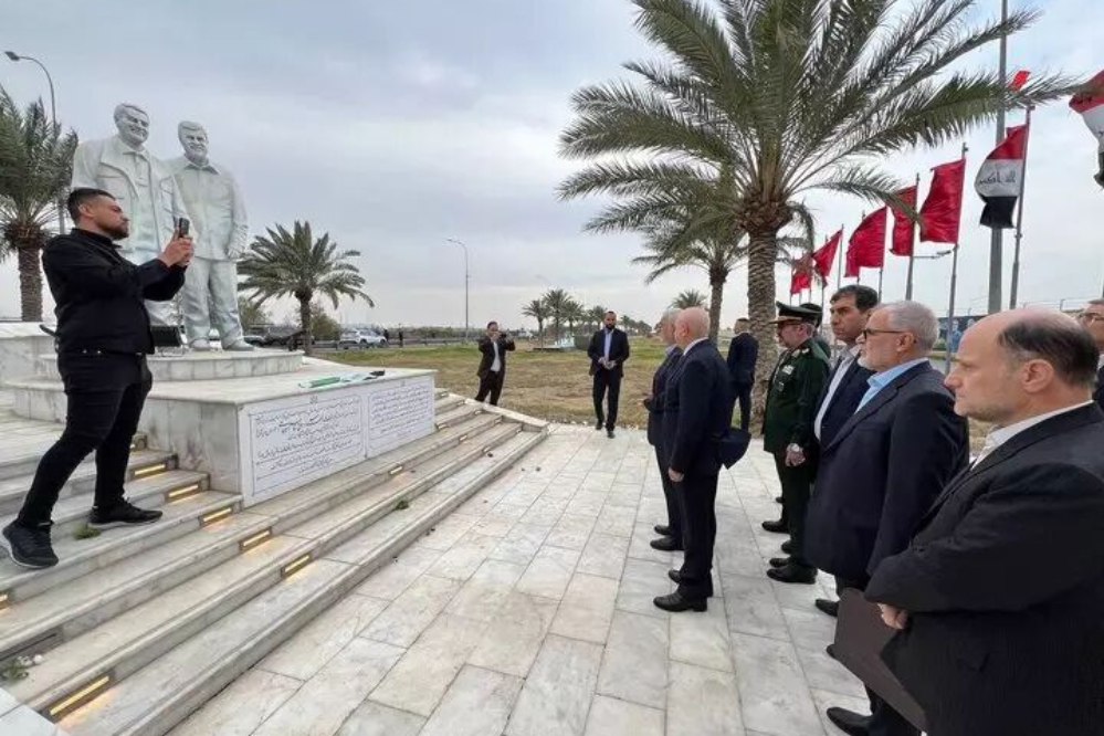 وزير الداخلية يؤدي تحية الاحترام أمام النصب التذكاري للشهيدين سليماني والمهندس