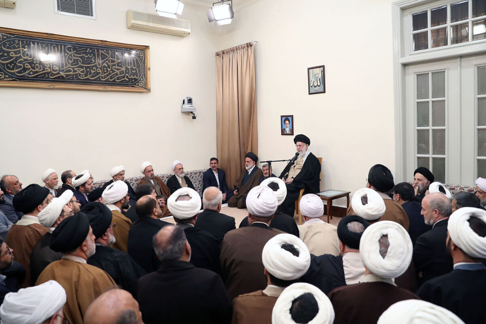 قائد الثورة الإسلامية: الحوزة العلمية مدينة لجهود آية الله جوادي آملي