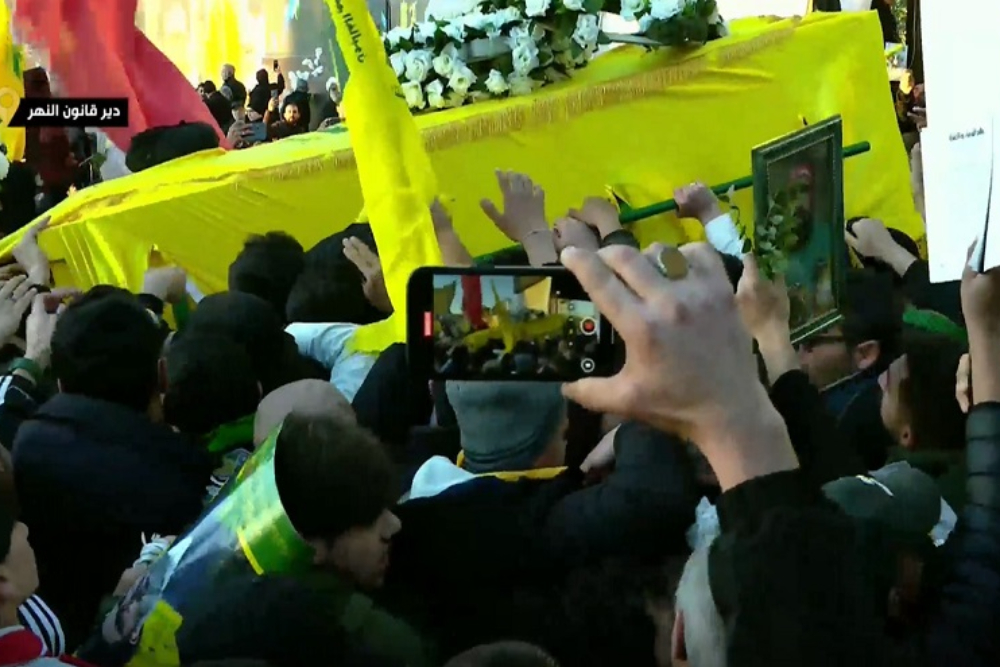 جثمان الشهيد السيد صفي الدين يوارى الثرى بعد تشييع مهيب