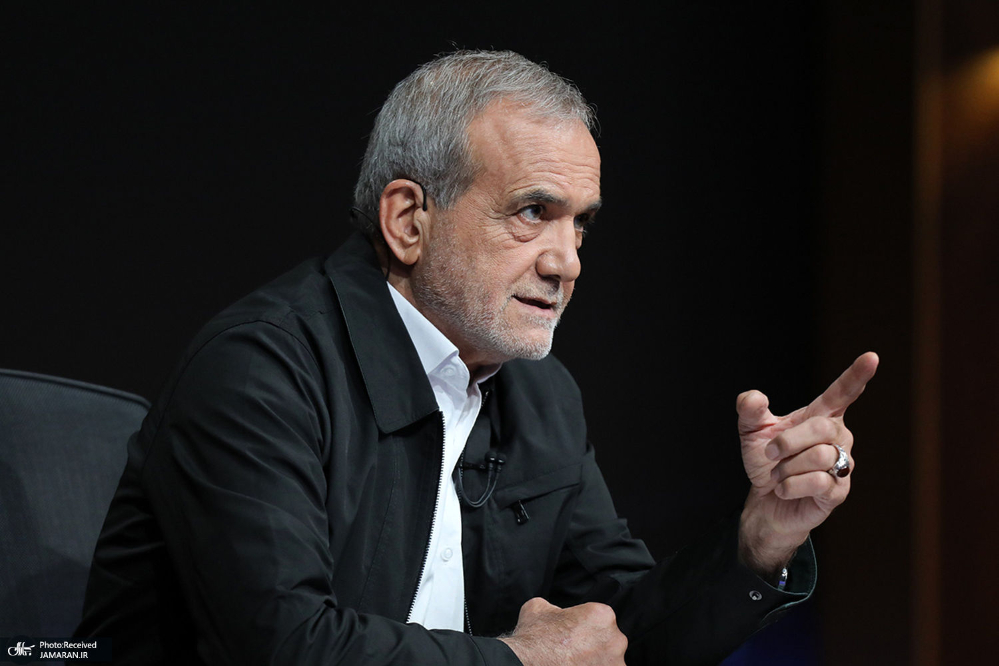 الرئيس بزشكيان: منفتحون على الحوار لكن لا نستطيع التفاوض مع من يهددنا