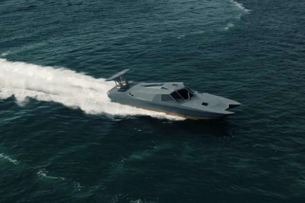 حرس الثورة يكشف عن زورق حربي سريع