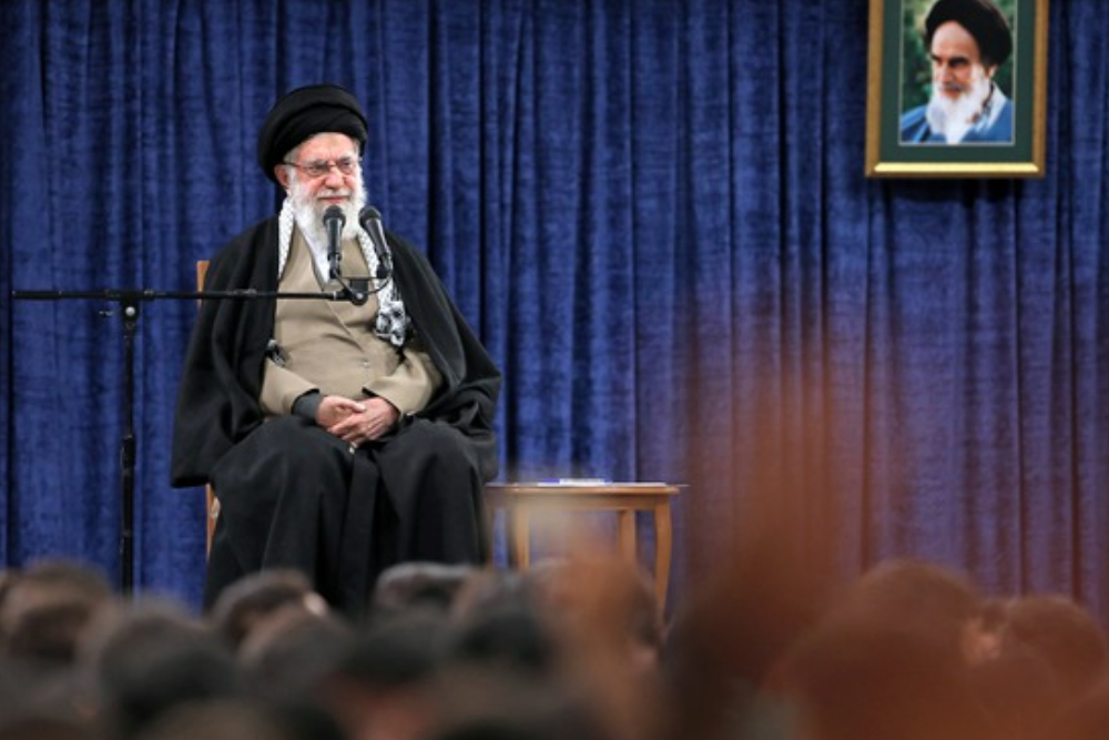 قائد الثورة : تصريح الرئيس الامريكي بأنه مستعد للتفاوض مع إيران ليست سوى خداع