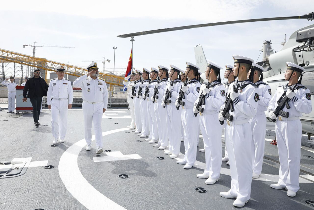 قائد القوات البحرية، يزور مدمرة روسية واخرى صينية