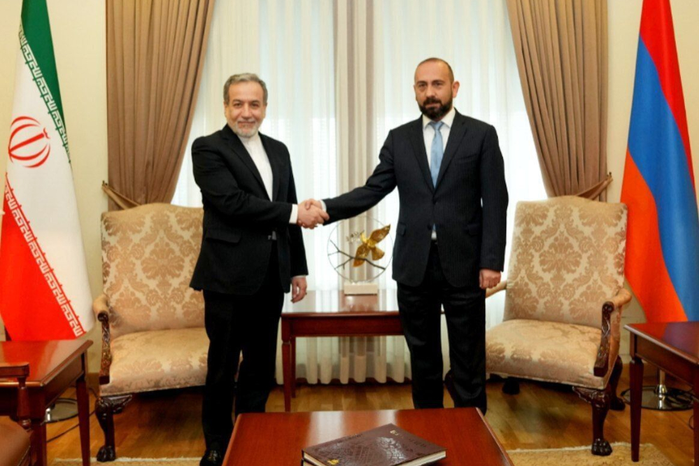 عراقجي يلتقي نظيره الأرميني في يريفان