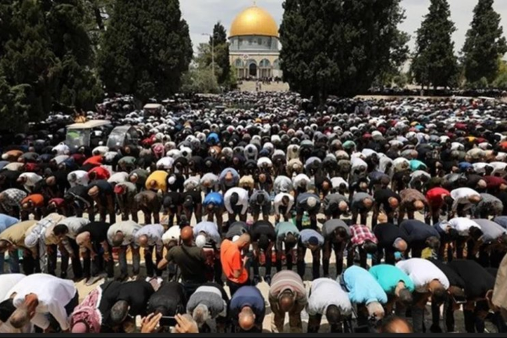 120 ألفا يؤدون صلاة العيد في المسجد الأقصى المبارك