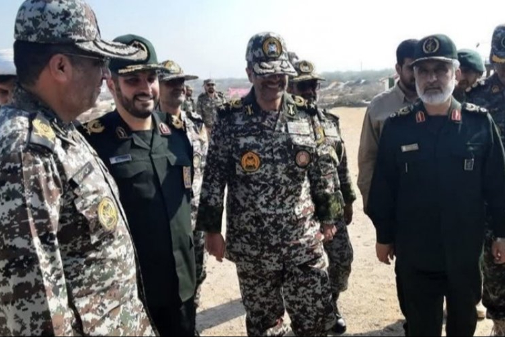 قائدا الدفاع الجوي للحرس والجيش يتفقدان القدرات الدفاعية للجزر الجنوبية