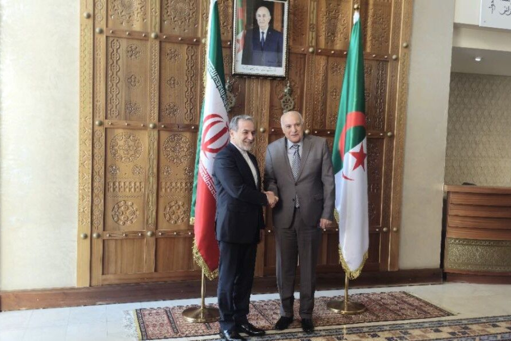 وزير الخارجية الايراني يلتقي نظيره الجزائري