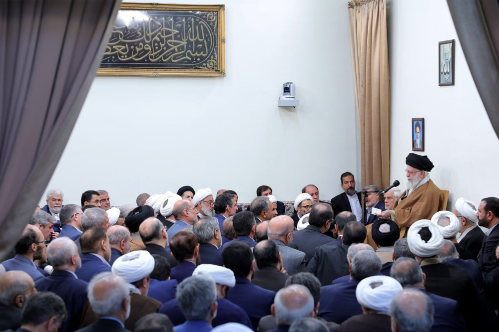 قائد الثورة: لا ينبغي ربط قضايا البلاد بمفاوضات عمان