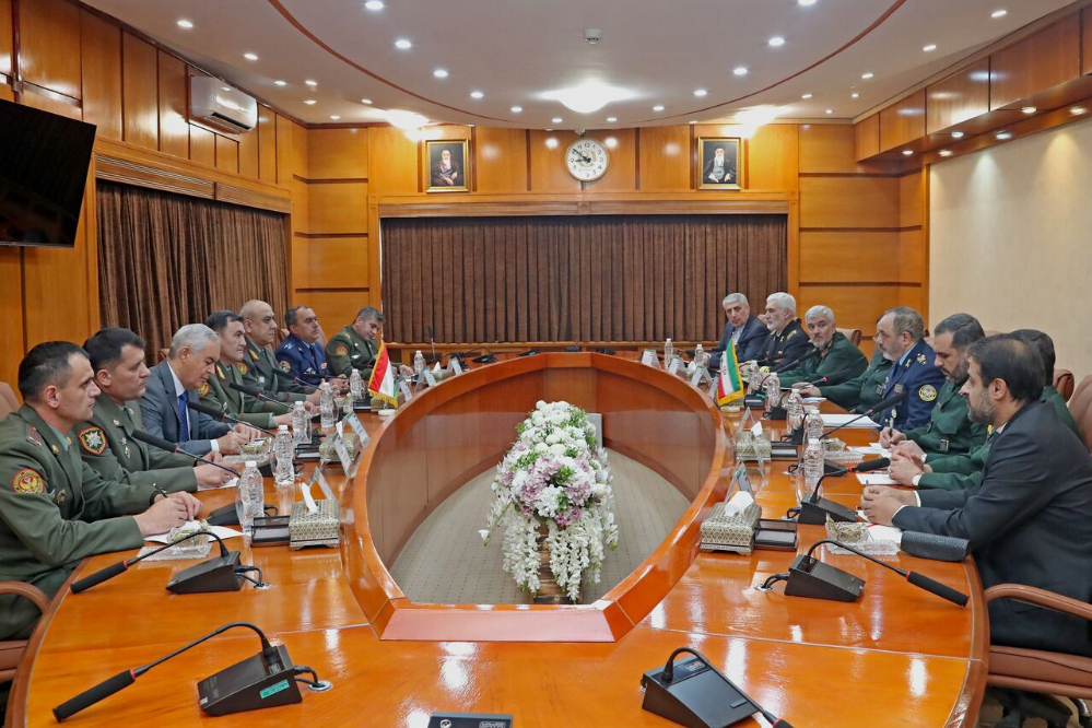 وزير الدفاع الايراني يؤكد على تطوير التعاون مع طاجيكستان