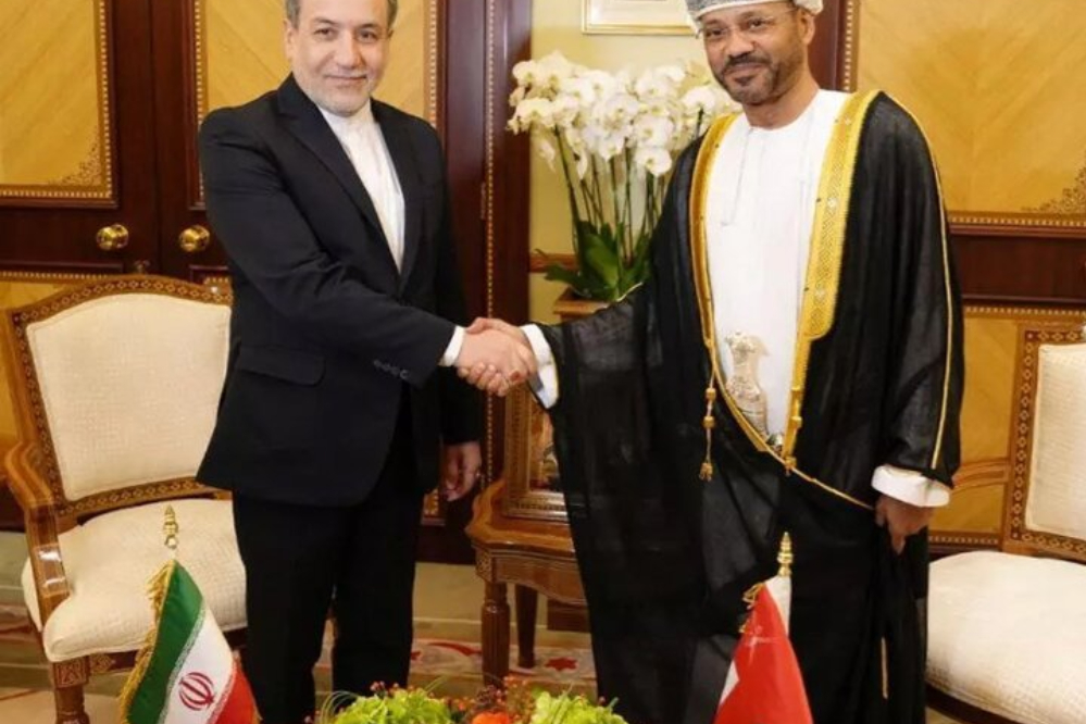 عراقجي يجري مشاورات مع نظيره العماني في روما