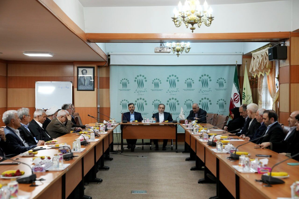 وزير الخارجية يحيي "يوم المعلم