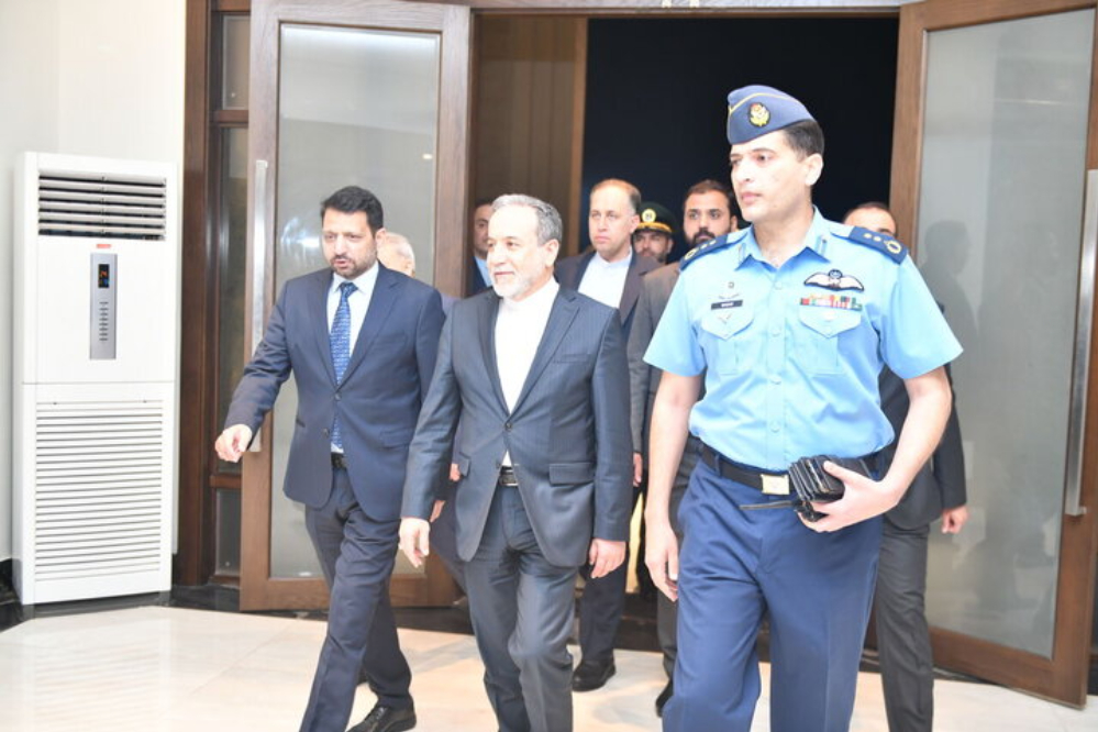 وزير الخارجية الايراني يغادر باكستان متوجها إلى طهران