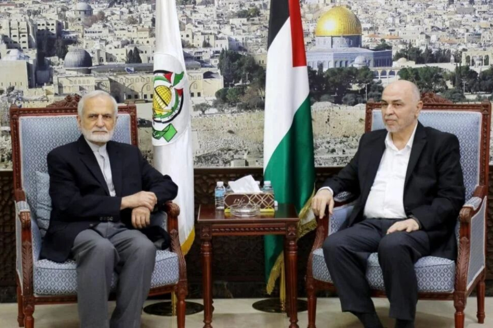 درويش خلال لقائه خرازي في الدوحة: لن نتنازل عن حقنا في فلسطين