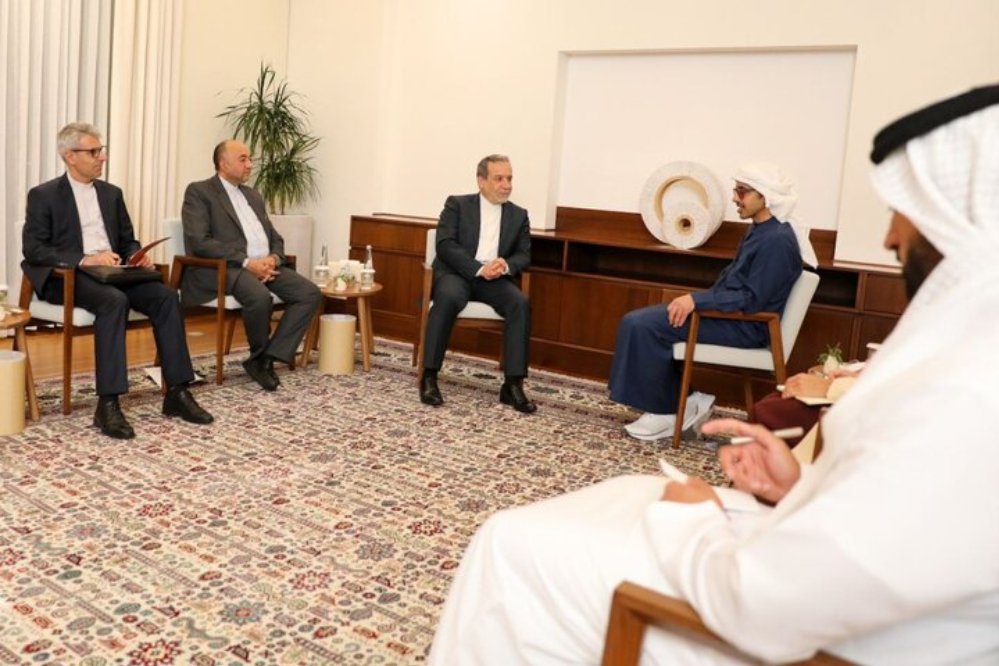 وزير الخارجية الايراني يناقش مع نظيره الإماراتي اخر تطورات العلاقات الثنائية والاقليمية والدولية