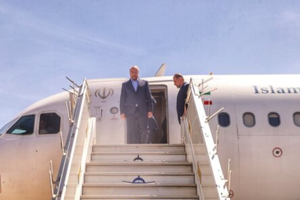 رئيس مجلس الشوري الاسلامي يصل إلى جاكرتا