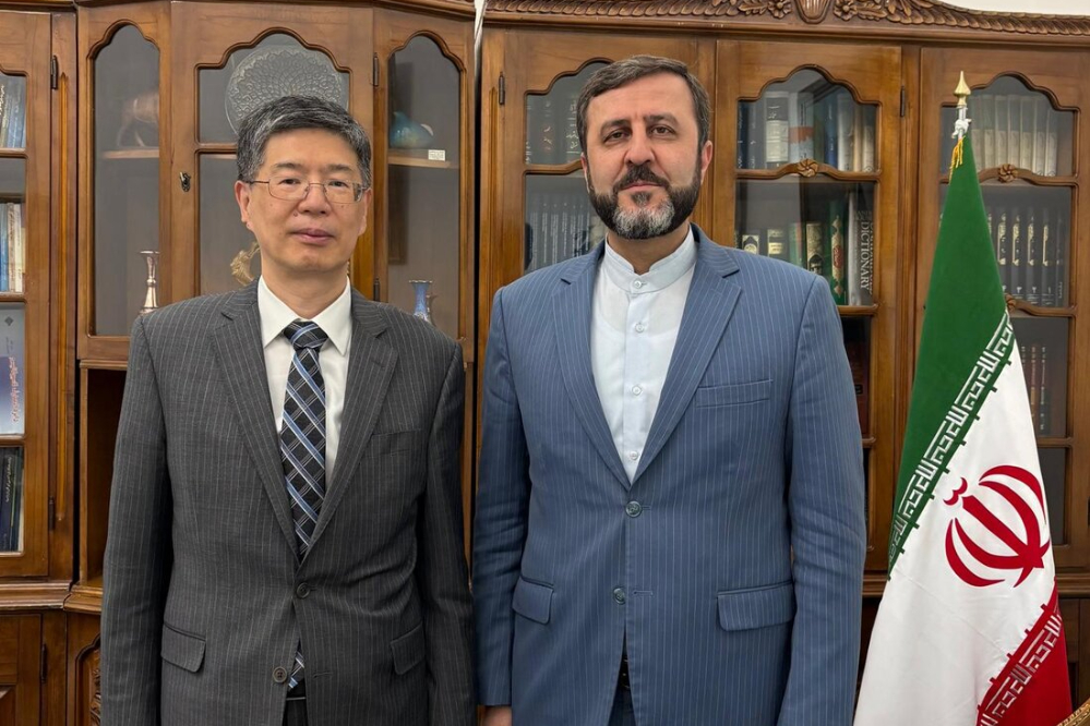 غريب آبادي يناقش مع السفير الصيني في طهران آخر مستجدات المفاوضات الجارية