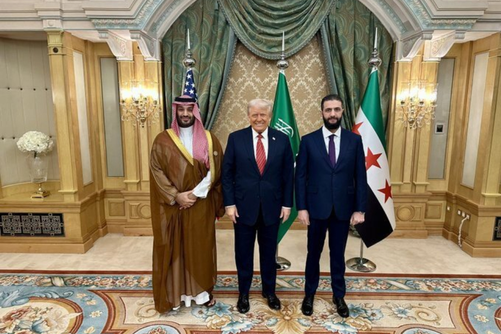 ترامب يلتقي الجولاني في الرياض غداة التعهد برفع العقوبات عن سوريا