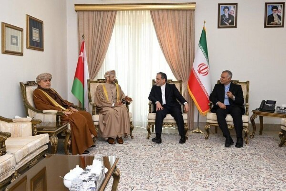 وزيرا الخارجية الإيراني والعماني يتبادلان وجهات النظر حول التطورات المتعلقة بالمفاوضات