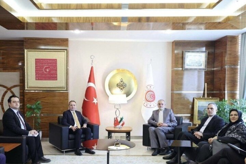 إيران وتركيا تؤكدان على تعزيز التعاون الاقتصادي والتجاري بين البلدين