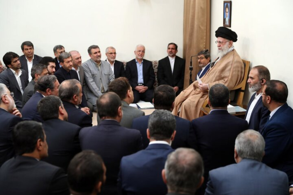 قائد الثورة الإسلامية يستقبل وزير الداخلية والمحافظون