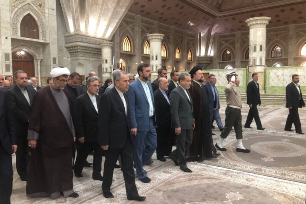 وزير الخارجية وموظفي وزارة الخارجية يجددون العهد مع مبادئ مؤسس الثورة الإسلامية