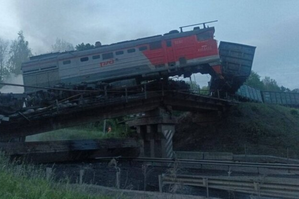 مصرع 7 وإصابة 69 آخرين في حادث انهيار جسر لحظة مرور قطار بروسيا