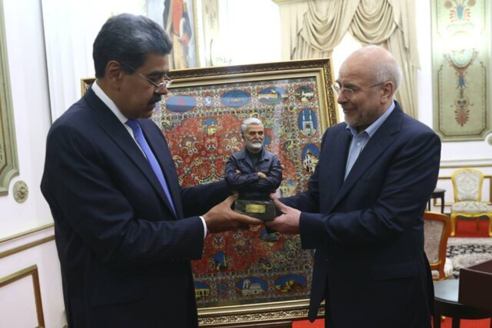 قاليباف يقدم هدية من عائلة الشهيد سليماني إلى الرئيس الفنزويلي