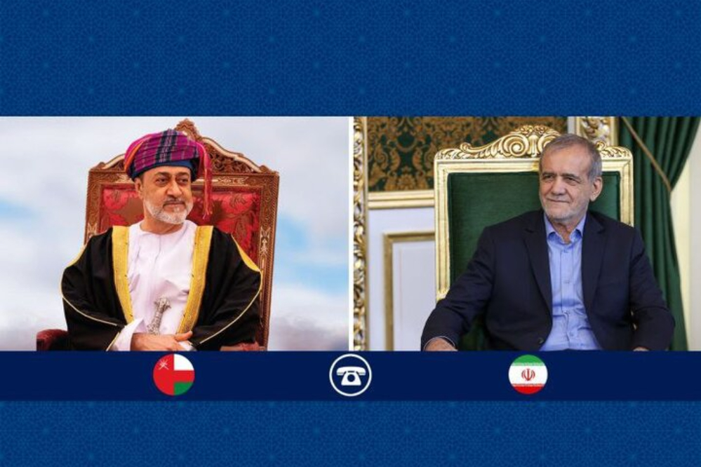 خلال اتصال هاتفي.. سلطان عمان والرئيس الايراني يؤكدان على تعزيز العلاقات الثنائية
