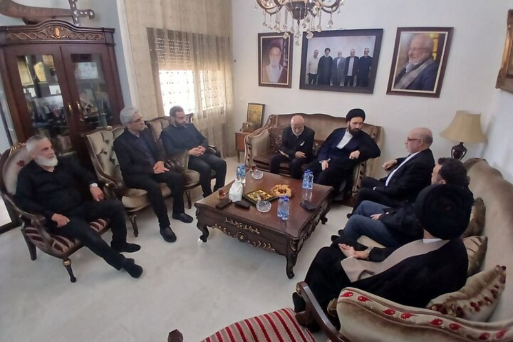 حفيد الإمام الخميني (رض) يلتقي بعائلة الشهيد السيد حسن نصر الله في بيروت