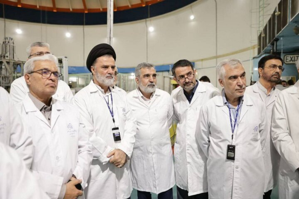 أعضاء لجنة الأمن القومي في مجلس الشورى الإسلامي يزورون مفاعل طهران البحثي