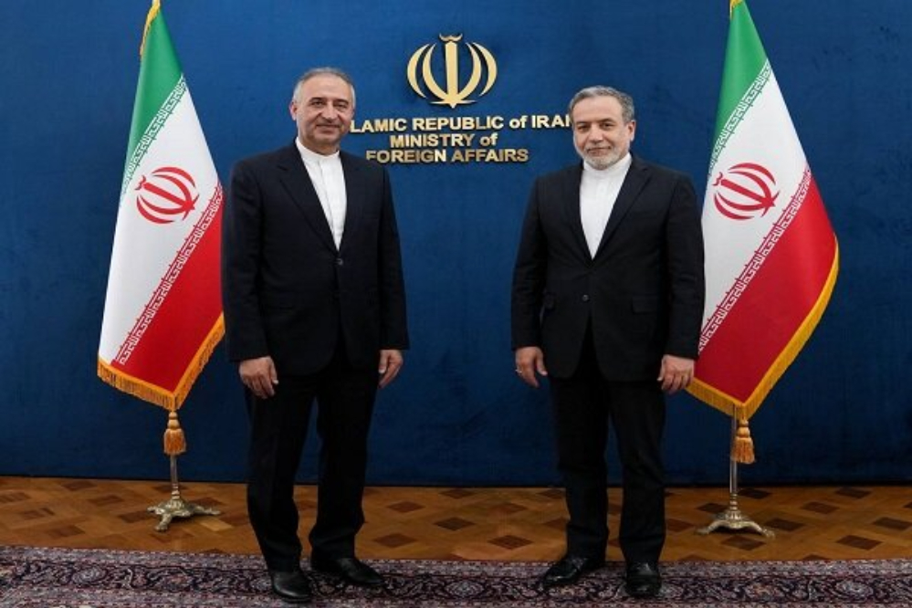 عراقجي يلتقي السفير الإيراني الجديد لدى المكسيك