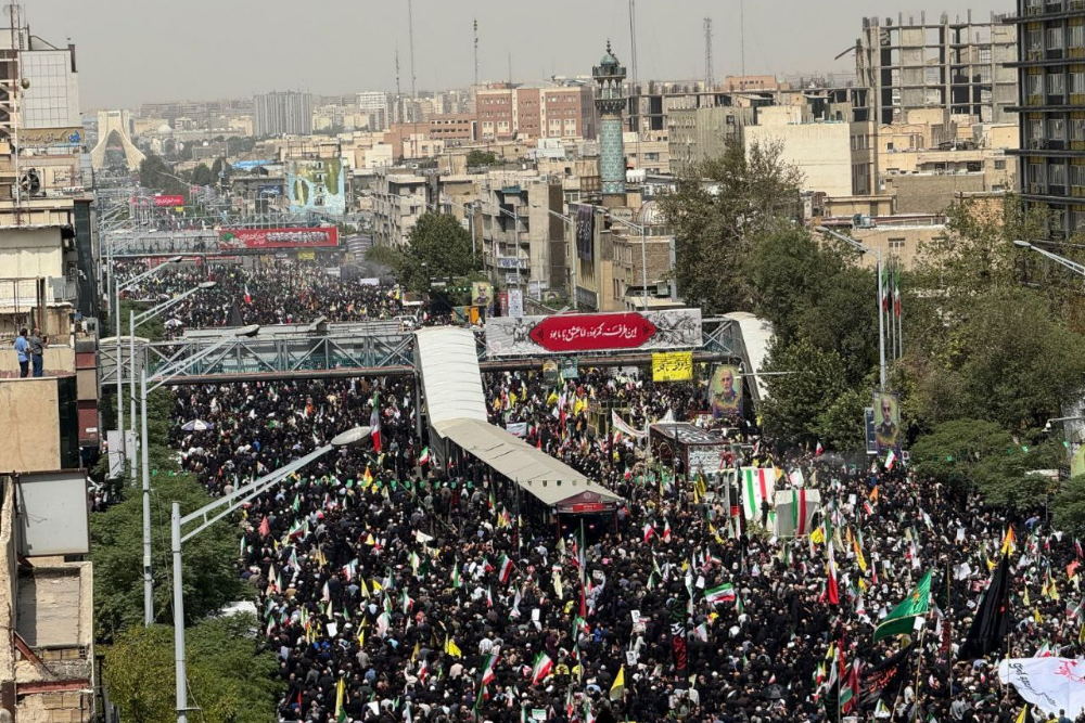 مراسم حاشدة لشهداء الإقتدار في طهران.. الأدميرال شمخاني يشارك في المراسم
