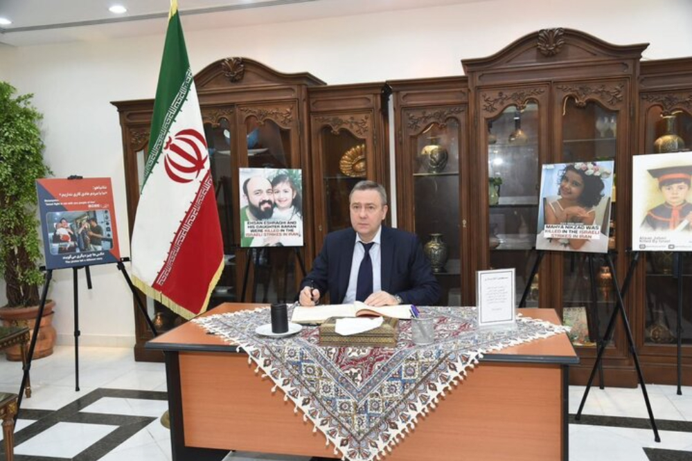 سفارة ايران في الكويت تفتح سجلا تذكاريا لشهداء العدوان الصهيوني على الوطن