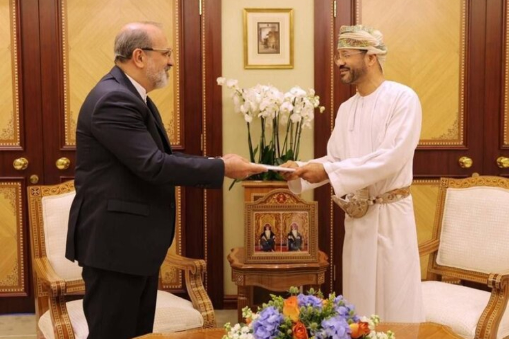 تسليم رسالة خطية من عراقجي إلى وزير خارجية عُمان